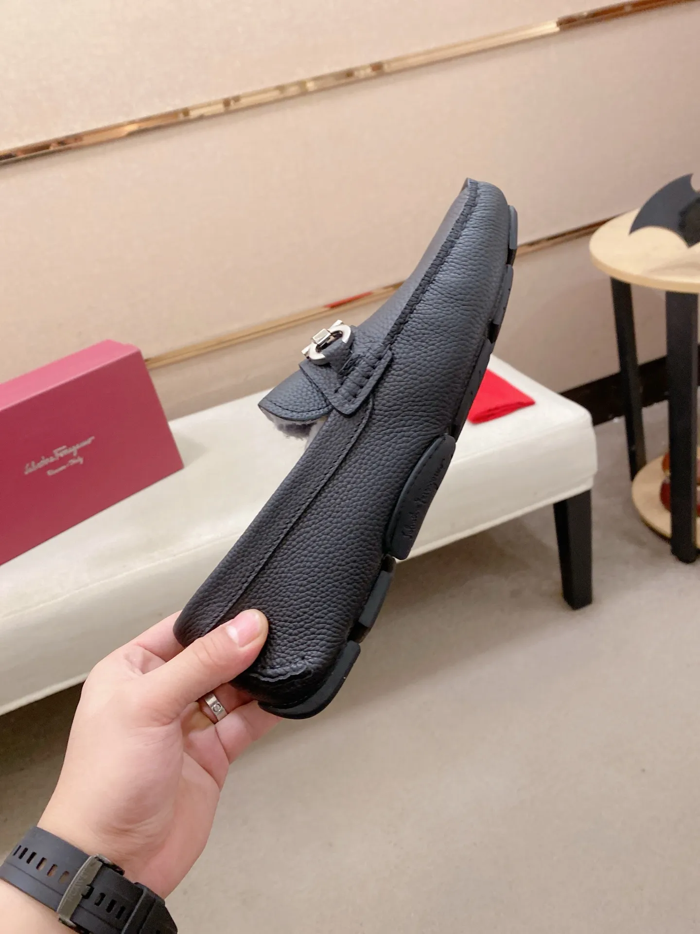 Factory price: 540💰High-end quality! Ferragamo🆕🆕Exclusive hot-selling products in stock🔥🔥New products on the shelves, high-quality Ferragamo men's pea shoes, high-end casual driving shoes, with complete packaging! 💪 💪 Material: imported first-layer cowhide 🐂 + imported high-quality wool lining + wear-resistant outsole 👍🏻👍🏻 Features: high-end and comfortable, purely handmade 🚀 🚀 Create the perfect shoes that suit you best 🔥 🔥 Size: (38-44) 45 standard size can be customized!